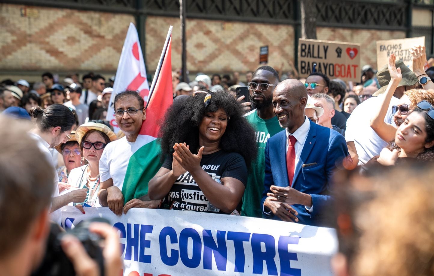 Miles de personas se manifiestan contra el racismo, ante la convocatoria de LFI Miles de personas se manifiestan contra el racismo, ante la convocatoria de LFI